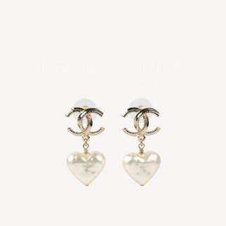 Chanel 珍珠白色心心吊墜CC Logo耳環 AB7529