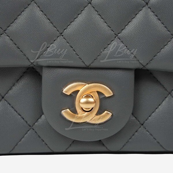 Chanel 22 迷你手袋, 亮面小牛皮与银色金属, 淡蓝— 精品| CHANEL